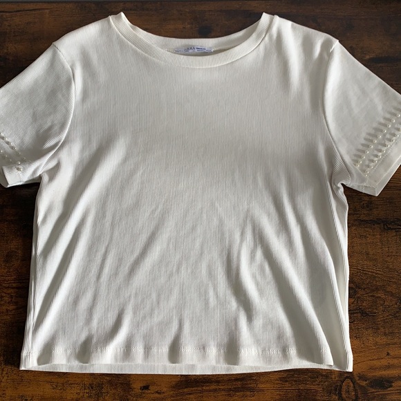 Zara- White Ribbed Pearl Sleeve Crop - Picture 2 of 3